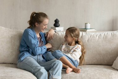 Mutlu aile sohbetleri, koltukta oturmak..