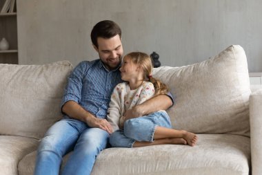 Mutlu genç baba ve küçük çocuk evde konuşuyorlar..
