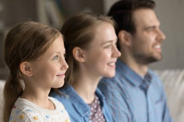 Profil kenarı görüntüsü mutlu iki kuşak aile uzaklık arıyor.