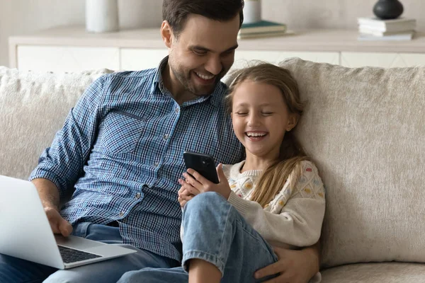다른 장비를 사용하는 행복 한 어린 아빠와 어린 아이. — 스톡 사진
