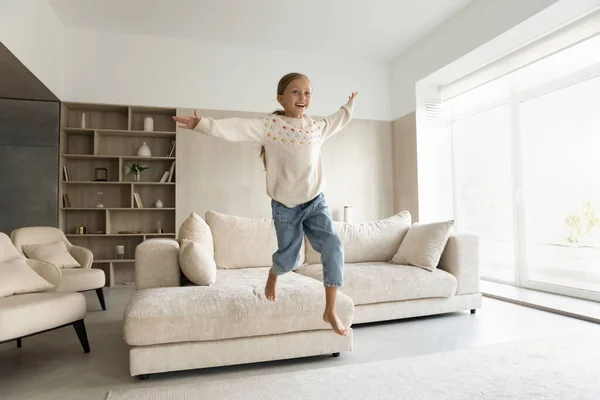 Gelukkig klein kind meisje springen thuis. — Stockfoto