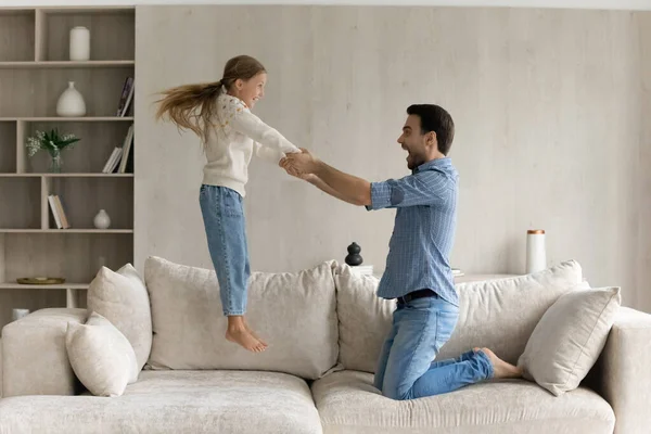 Feliz joven padre y niña divirtiéndose en casa. — Foto de Stock