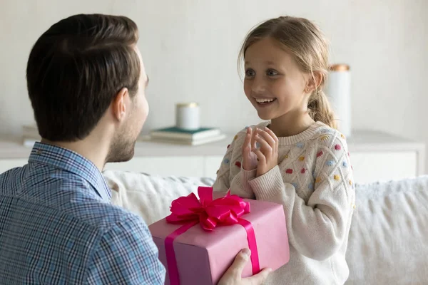 Şaşırmış küçük kız hediye almak için heyecanlanıyor.. — Stok fotoğraf