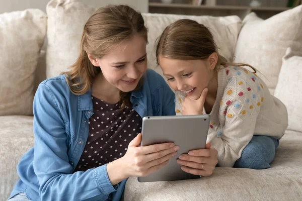 Jovem mãe feliz e criança usando tablet digital. — Fotografia de Stock