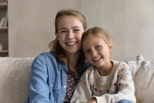 Portrait of smiling bonding two generations family. — Fotografia de Stock