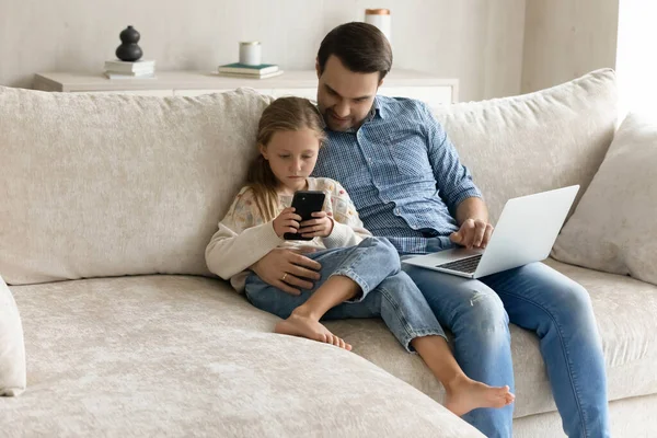 Accro à la technologie moderne famille heureuse en utilisant des gadgets. — Photo