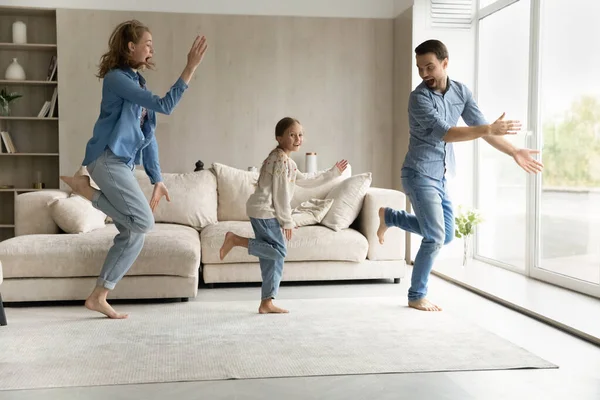 Gelukkige twee generaties familie dansen op muziek thuis. — Stockfoto