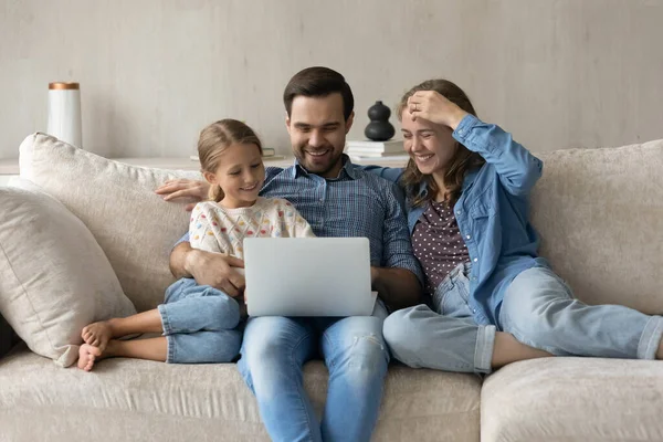Famille heureuse insouciante utilisant l'ordinateur à la maison. — Photo