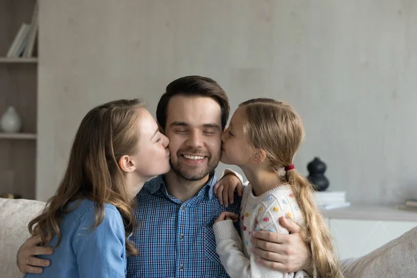 Felice giovane madre e piccolo bambino baciare padre. — Foto Stock