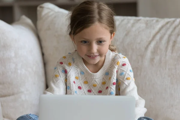 Happy preteen kid girl using computer at home. — 图库照片