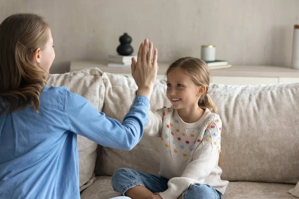 Joyful kleine jongen meisje geven high five naar moeder. — Stockfoto