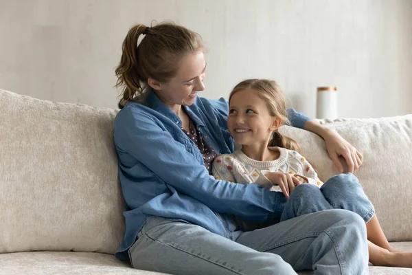 Happy young mother communicating with small kid. — Foto Stock