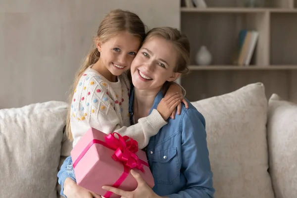 Retrato de familia feliz de dos generaciones posando con caja de regalo. — Foto de Stock