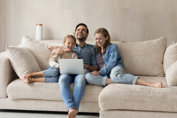 가족 이 컴퓨터로 웃긴 영화를 보고 있는 모습. — 스톡 사진