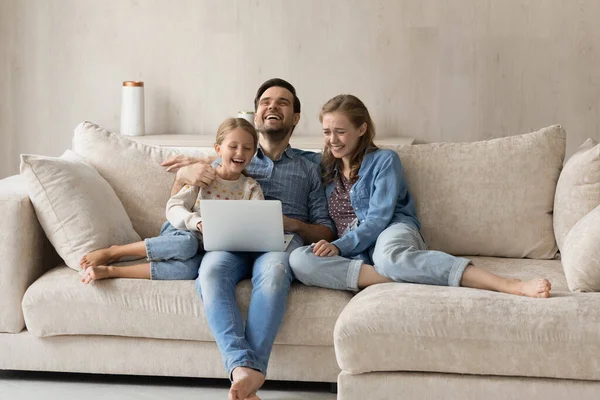 Bonding family watching funny movie on computer. — ストック写真