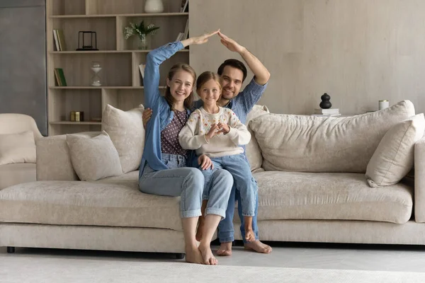 Fröhliche Zwei-Generationen-Familie freut sich auf Einzug in eigene Wohnung. — Stockfoto