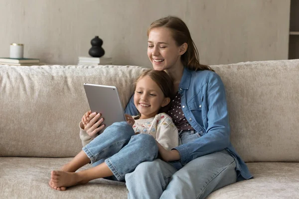 Família de ligação feliz usando tablet computador digital. — Fotografia de Stock