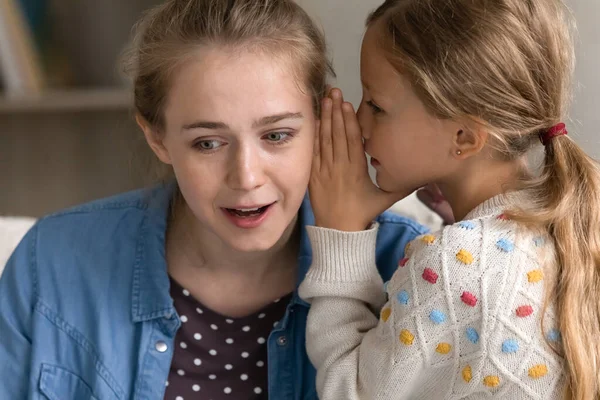 Glädjande tonåring flicka berättar hemlighet för mamma. — Stockfoto
