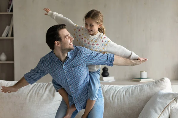 Boldog család játszik szórakoztató játék otthon. — Stock Fotó