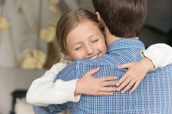 Affettuoso papà coccole strettamente adorabile piccola figlia. — Foto Stock