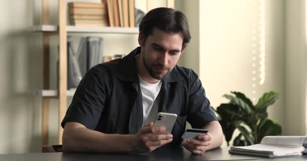 Man holds cellphone and credit card enjoy online mobile shopping — Stockvideo