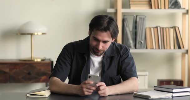 Homme lu e-mail sur téléphone portable obtenu nouvelles incroyables se sent heureux — Video