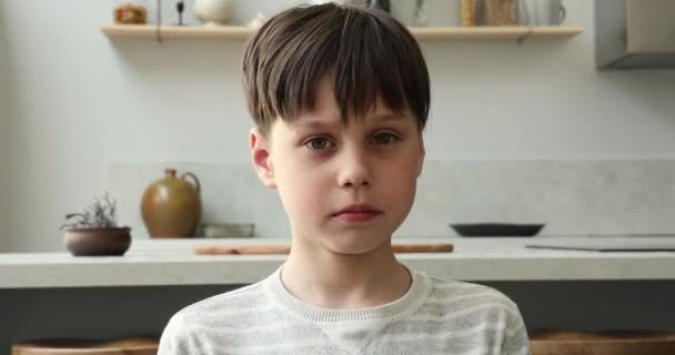Cabeza retrato 8s chico teniendo ortodoncia pose a cámara — Vídeos de Stock