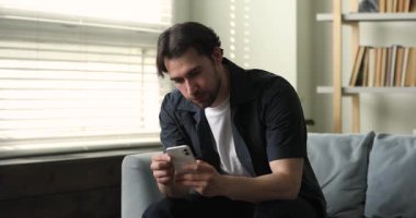 Mutlu adamın elinde cep telefonu var. Okuma uyarısı. Online piyango kazandı.