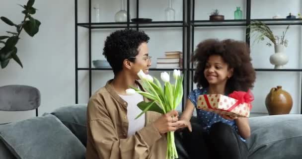 Hija africana felicita a su madre con cumpleaños — Vídeo de stock