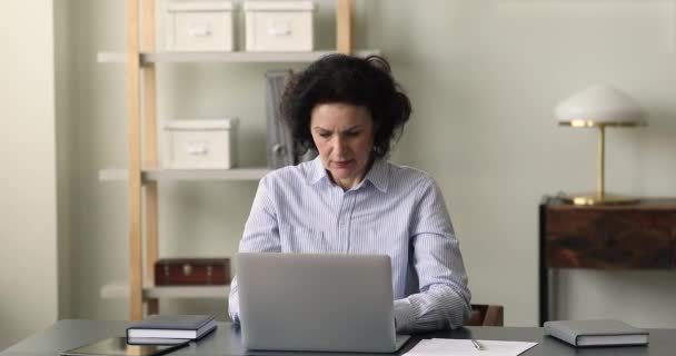 Щаслива старша бізнес-леді використовує перевірку ноутбука електронної пошти читати чудові новини — стокове відео