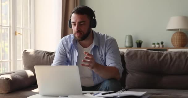 Male service line manager wear headphones answer customer question online — Vídeo de Stock