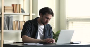 Dizüstü bilgisayarda çalışan çalışanlar, sorun kağıtlarıyla karşı karşıya.