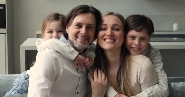 Beautiful spouses and little kids pose at camera — Wideo stockowe