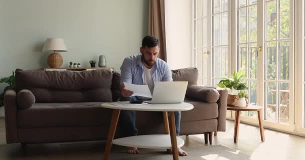 Empresário trabalho em casa contrato de estudo pensar em condições condições — Vídeo de Stock