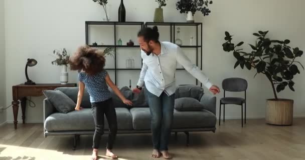 Padre e hija africanos realizan famosos bailes en redes sociales — Vídeos de Stock
