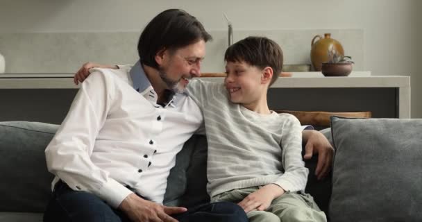 Skrattande far njuta av rolig bekymmersfri konversation med glada 8s son — Stockvideo