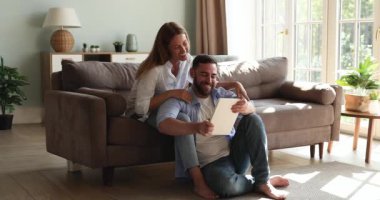 Çiftler hafta sonları evlerinde internet alışverişini tartışırlar.