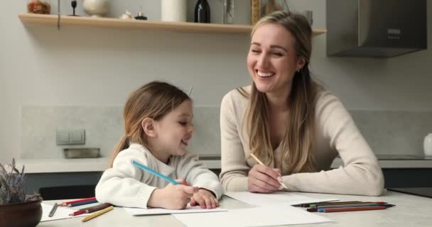 Woman her cute little daughter drawing pictures with colored pencils — Vídeo de Stock