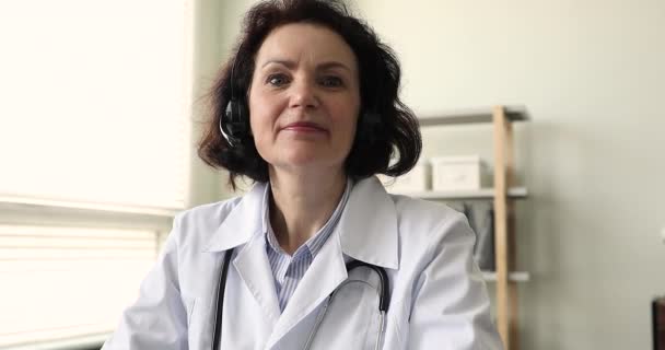 Older woman doctor talk to patient through videoconference, webcam view — Vídeo de Stock