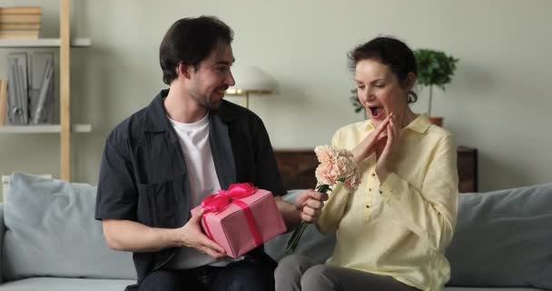 Volwassen zoon feliciteert zijn oudere moeder met verjaardag — Stockvideo
