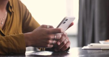 Kırpılmış Afrikalı kadın ellerini cep telefonuyla kapat