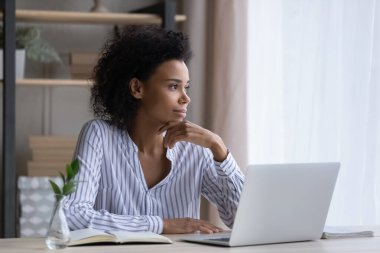 Düşünceli genç ve başarılı Afrikalı iş kadını uzaktan arıyor..