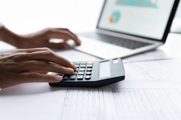 Close up young african american woman making audit. — Stock Photo, Image