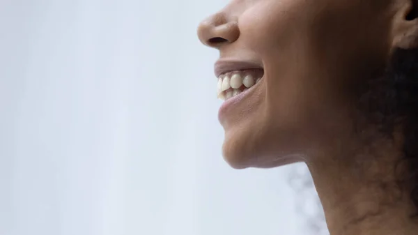 Gehakt close-up afrikaanse amerikaanse glimlachende vrouw. — Stockfoto