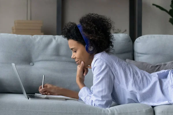 Feliz joven afroamericana mujer estudiando en cursos en línea. — Foto de Stock