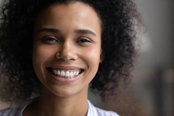 Hoofd shot portret van gelukkige jonge Afrikaanse vrouw. — Stockfoto