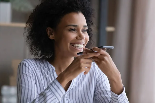 Glückliche attraktive Millennial-Afrikanerin nimmt Audio-Botschaft auf. — Stockfoto