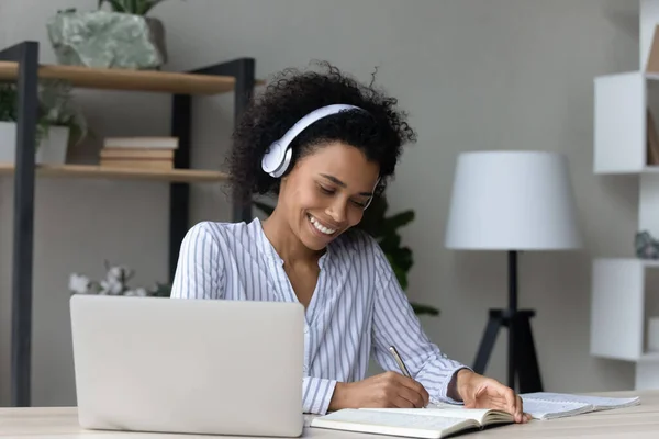Smiling millennial african american woman listening educational lecture. — Stock Photo, Image