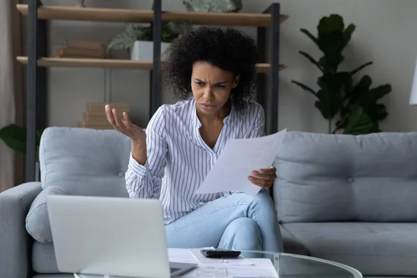 Infeliz joven afroamericana mujer que tiene problemas financieros. — Foto de Stock