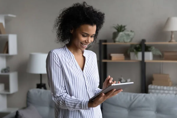Mutlu Milenyum Afrikalı etnik kadın dijital bilgisayar tableti kullanıyor. — Stok fotoğraf